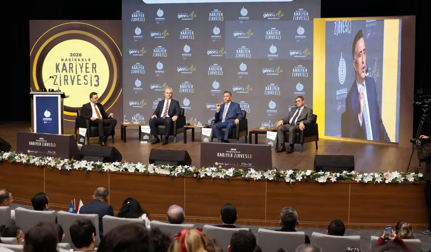GTÜ Rektörü Başiskele Kariyer Zirvesi'nde gençlerle buluştu