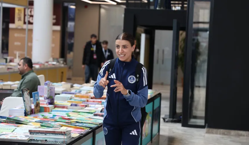 İrem, kitapların dünyasını işaret diliyle keşfetti