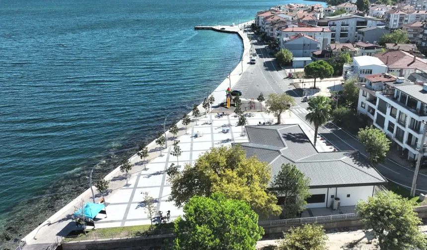Gölcük Ulaşlı sahili yeni görünümüne kavuştu